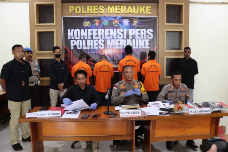 Kapolres Merauke, AKBP Sandi Sultan didampingi Kasat Reskrim ( kiri) dan Kasi Humas ( kanan) saat menggelar Konferensi pers