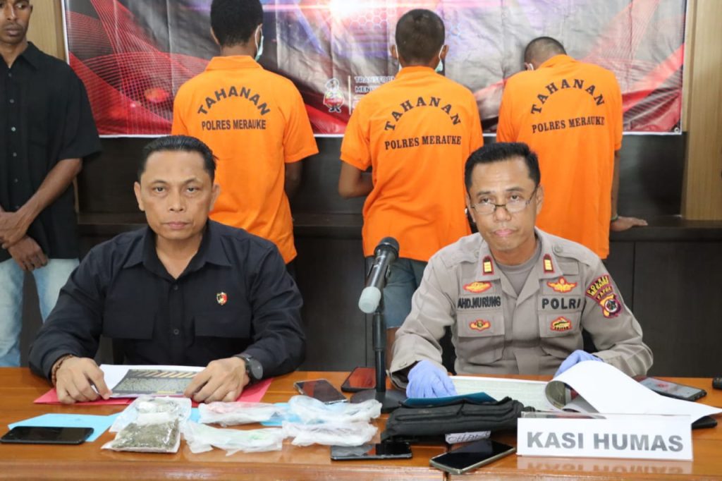Kasi Humas Polres Merauke, AKP Ahmad Nurung saat memberikan keterangan media penangkapan pengedar ganja