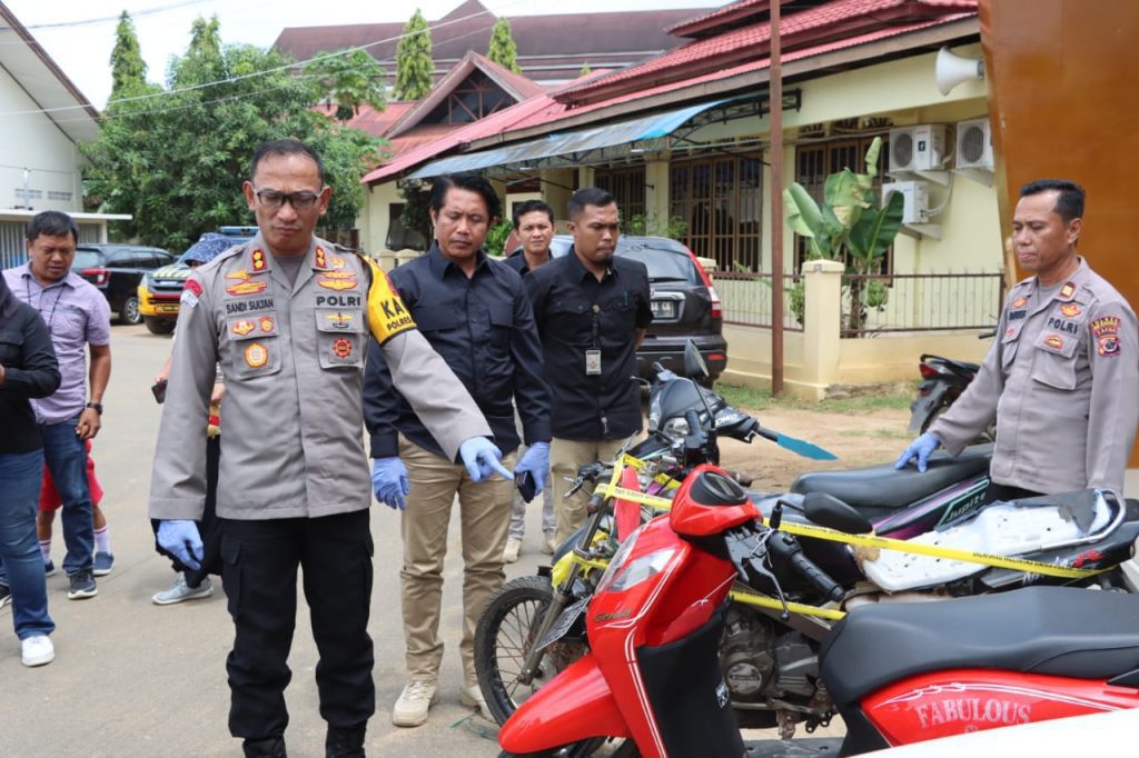 Kapolres Merauke, memperlihatkan sejumlah barang bukti kendaraan roda dua hasil Pencurian yang berhasil diungkap