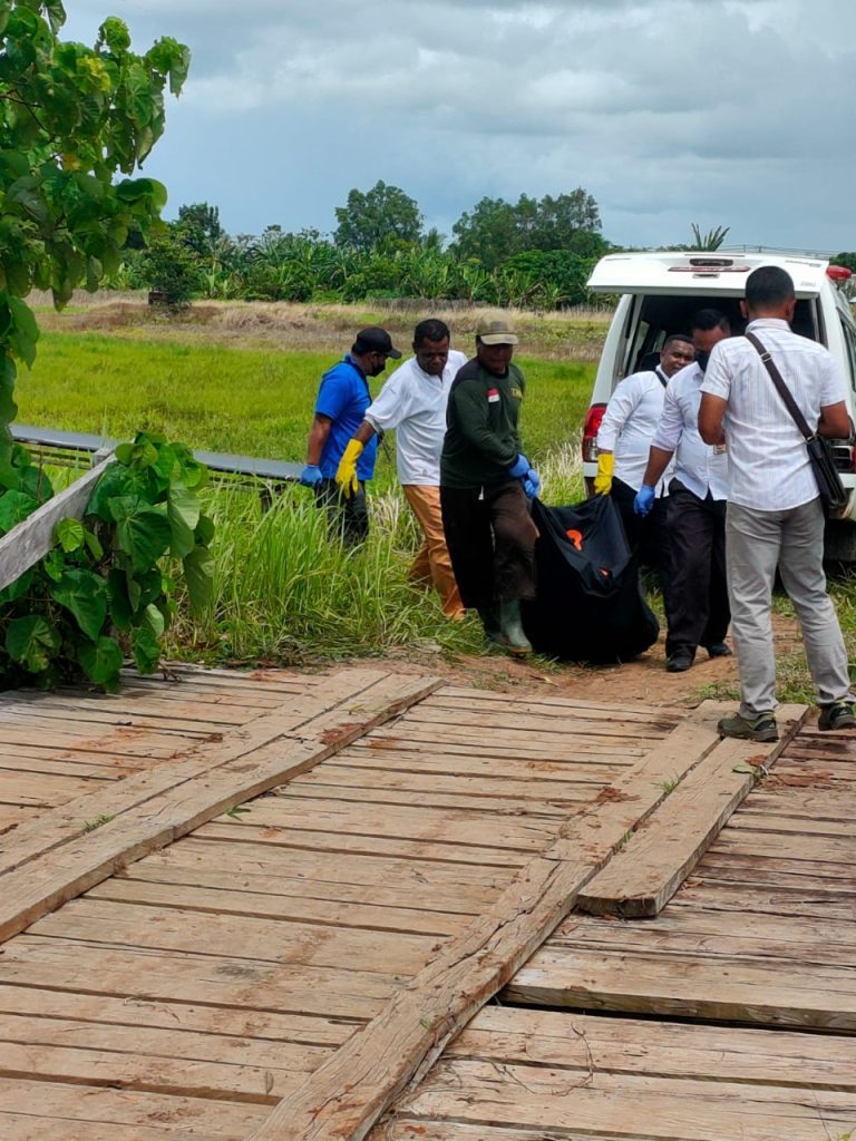 Tim Inafis polres merauke melakukan evakuasi mayat di Semangga 2