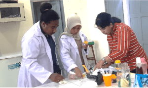 Foto Pelaksanaan Penelitian Uji Kualitas Madu Lokal Papua di Laboratorium Fakultas Pertanian Universitas Musamus