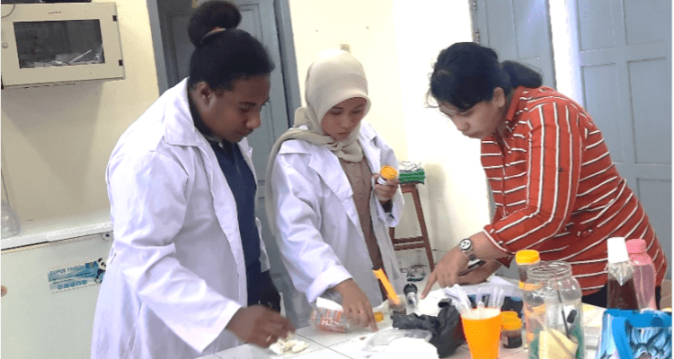 Foto Pelaksanaan Penelitian Uji Kualitas Madu Lokal Papua di Laboratorium Fakultas Pertanian Universitas Musamus