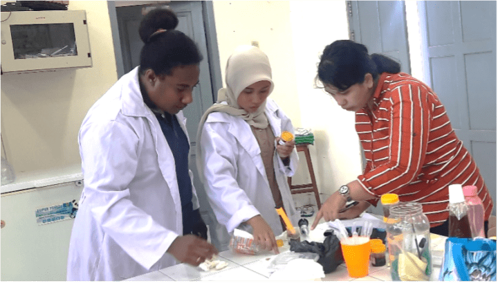 Foto Pelaksanaan Penelitian Uji Kualitas Madu Lokal Papua di Laboratorium Fakultas Pertanian Universitas Musamus
